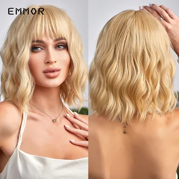 Short Emmor синтетични блондинки вълнообразни перуки с бретон естествен платинен косплей къдрава перука за жени страна топлоустойчиви влакна коса