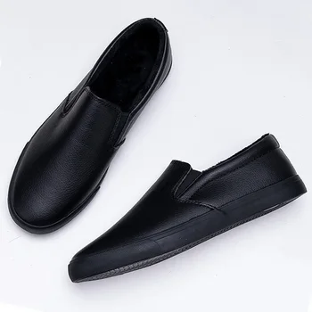 Нови зимни обувки 2024 Мъжки мокасини Меки всички черни обувки Топли плюшени плоски мъжки ежедневни обувки Подхлъзване мъжки обувки A4040