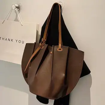 Нова модерна дамска чанта Плисирана кожена чанта за рамо Дама единични пазарски чанти Голям капацитет Casual Tote Bolsa черна пазарска чанта